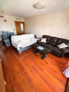 sala de estar con cama y sofá en Las Marinas, apartamento muy amplio cerca de la playa, en Benidorm