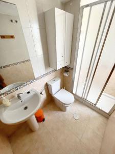 a bathroom with a white sink and a toilet at Las Marinas, apartamento muy amplio cerca de la playa in Benidorm