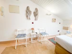 - une chambre avec deux chaises, une table et un lit dans l'établissement Acogedor estudio en el cento de Madrid, à Madrid