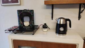 a counter top with a coffee maker and a blender at Os piñeiros vacacional in Moaña