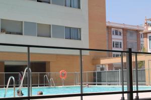 vista sulla piscina da un edificio di Paseo Maritimo a Málaga