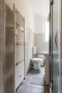 een badkamer met toilet en wastafel bij Severo Cento in Trieste