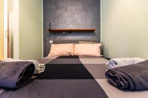 een bed met twee kussens erop in een kamer bij Severo Cento in Trieste