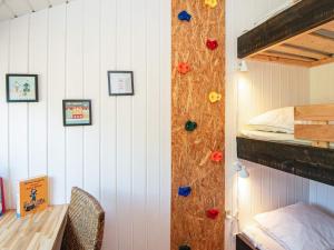 Zimmer mit einem Bett und einem Etagenbett mit Dekorationen in der Unterkunft 6 person holiday home in N rre Nebel in Nørre Nebel