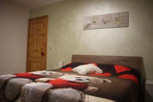 1 dormitorio con 1 cama con mantas rojas y blancas en VILLA ADRY Mon Reve Holidays, en Aosta