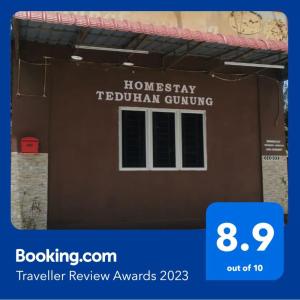 En logo, et sertifikat eller et firmaskilt på Homestay Teduhan Gunung, Gopeng