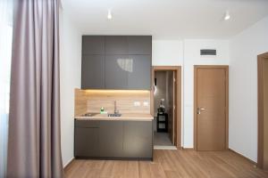 una cucina con lavandino e piano di lavoro di Apartments Sirena - Modern stay with free parking a Budua