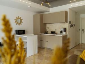 kuchnia z białymi szafkami i blatem w obiekcie Bond Apartment - Astria Olimp w mieście Olimp