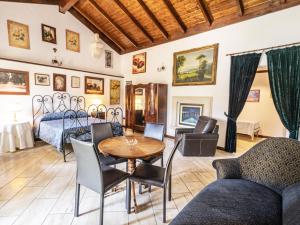 - une chambre avec un lit, une table et des chaises dans l'établissement Masseria Pisciani, à Torchiarolo