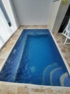 a large blue swimming pool with a tile floor at CASA VACACIONAL Babilonia in Girardot