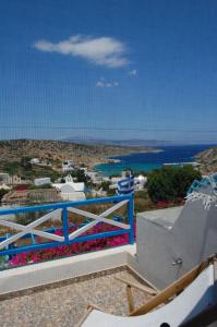 balcón con vistas al océano en Maistrali, en Iraklia