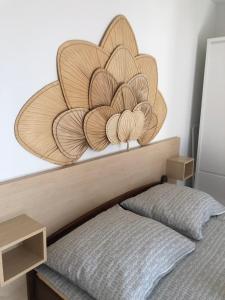una cabecera con una flor en la pared en Domek Salsa, en Władysławowo