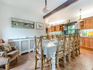 Berwyn Bank في Gilcrux: مطبخ وغرفة طعام مع طاولة وكراسي