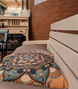 uma colcha sentada numa cama num quarto em CASA PENSION PUERTA DEL SOL em Puerto Montt
