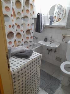 La salle de bains est pourvue d'un lavabo, de toilettes et d'un miroir. dans l'établissement Devetka, à Pirot