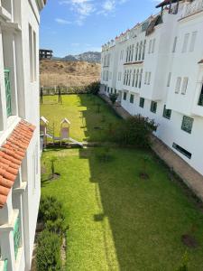 una vista de un patio entre dos edificios en أشقار طنجة, en Jbila