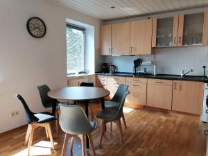 a kitchen with a table and chairs in a room at M-OASE Business Design I Küche I Parkplatz I Netflix in Braunschweig