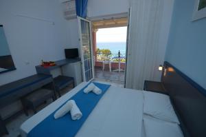 Voodi või voodid majutusasutuse Hotel Elena Ermones toas
