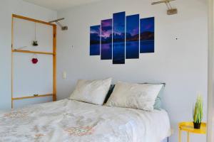 a bedroom with a bed and a painting on the wall at Departamento muy central, a pasos de playa, bares y terminal in Viña del Mar