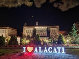 アラカティにあるKerme Ottoman Alacatiの夜間のアルカトラズを読む看板のある建物