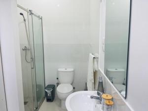 Ванна кімната в Techas City Center Luxurious Suites & Rooms