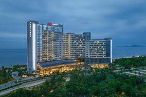 煙台市にあるYantai Marriott Hotelの街中の明かりが灯っている大きな建物