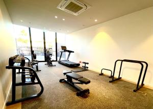 un gimnasio con varios equipos de ejercicio en una habitación en Ollies Place en Gold Coast