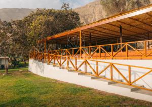ein Gebäude mit einem Holzdach und einer Treppe in der Unterkunft Fundo Achanqara Cieneguilla in Lima