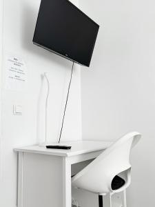 a white desk with a tv on top of it at 3 Zimmer Wohnung bei Frankfurt / Neu renoviert in Egelsbach
