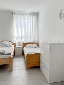 a bedroom with two twin beds and a dresser at 3 Zimmer Wohnung bei Frankfurt / Neu renoviert in Egelsbach