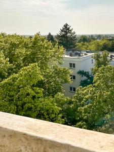 vista su un edificio bianco attraverso gli alberi di 3 Zimmer Wohnung bei Frankfurt / Neu renoviert a Egelsbach