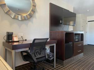 a room with a desk with a chair and a mirror at Hotel Solares in Santa Cruz