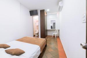ein kleines Zimmer mit 2 Betten und einer Küche in der Unterkunft HOTEL TASAJERO VIP in Cúcuta