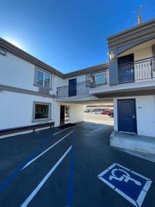 un parking en face d'un bâtiment dans l'établissement Santa Fe Inn Los Angeles, à Huntington Park