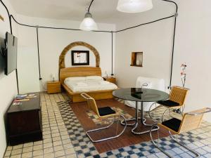 リエーティにあるPorta Conca Apartmentsのベッドルーム1室(ベッド1台、テーブル、椅子付)