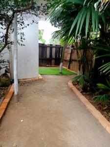 una entrada que conduce a un patio con una valla en Casa don rafa, en Olón