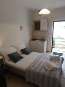 Postel nebo postele na pokoji v ubytování Studio Pag 16016a