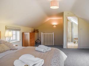 een slaapkamer met 2 handdoeken op een bed bij The Stables in Whissendine