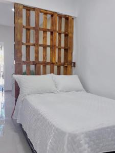 سرير أو أسرّة في غرفة في Apartaestudio Malvi
