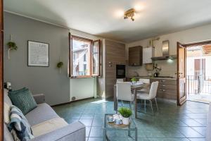 uma sala de estar com um sofá e uma mesa em [SMART FLAT] Private Garage, Wi-Fi, Netflix em Castelletto sopra Ticino