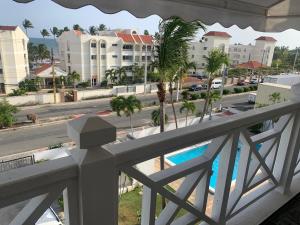 balcón con vistas a la calle y a la piscina en Digna alojamientos, en Juan Pedro