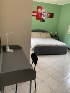 Un dormitorio con una cama y una mesa. en Garibaldi 26 en Stresa
