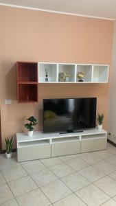 un soggiorno con una grande TV a schermo piatto di Garibaldi 26 a Stresa