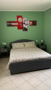 una camera da letto con un letto e due dipinti alle pareti di Garibaldi 26 a Stresa