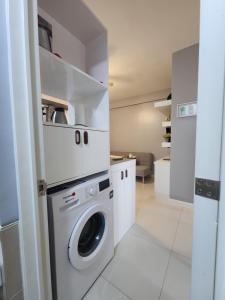 Kuchyň nebo kuchyňský kout v ubytování 2BR NORTHPOINT CONDO FREE Airport Pick Up for 3 nights stay or more