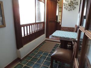um corredor com uma mesa e um banco numa varanda em Hotel Villa Cristina em Villa de Leyva
