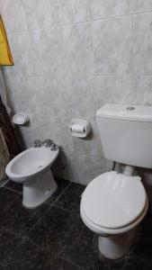 uma casa de banho com um WC branco e um bidé em Hospedaje compartido SOL em Ushuaia