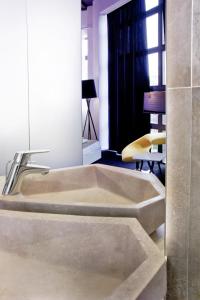 Habitación con baño con bañera grande. en Garni Hotel Eter, en Niš