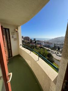 balcón con vistas a la ciudad en Acogedor depto con vista al mar en Reñaca, en Viña del Mar