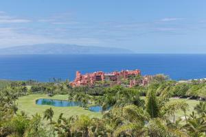 vista para o resort a partir do campo de golfe em The Ritz-Carlton Tenerife, Abama em Guía de Isora